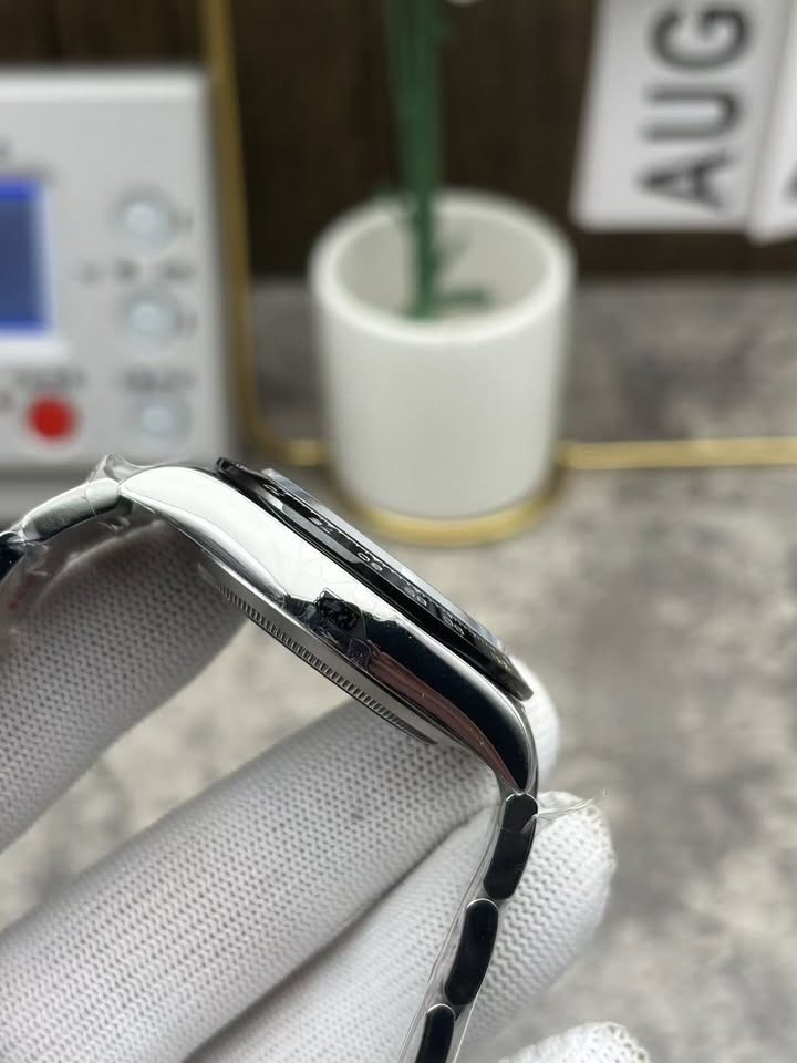 Daytona watch with a white "panda dial," powered by the Calibre 4130.